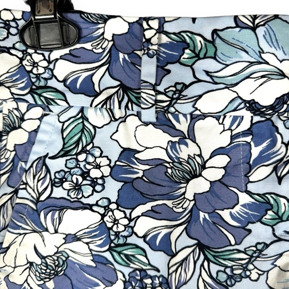 4 for $20 SALE! Ann Taylor Factory Signature Fit Shorts, Blue Floral, Size 2P - Picture 3 of 9